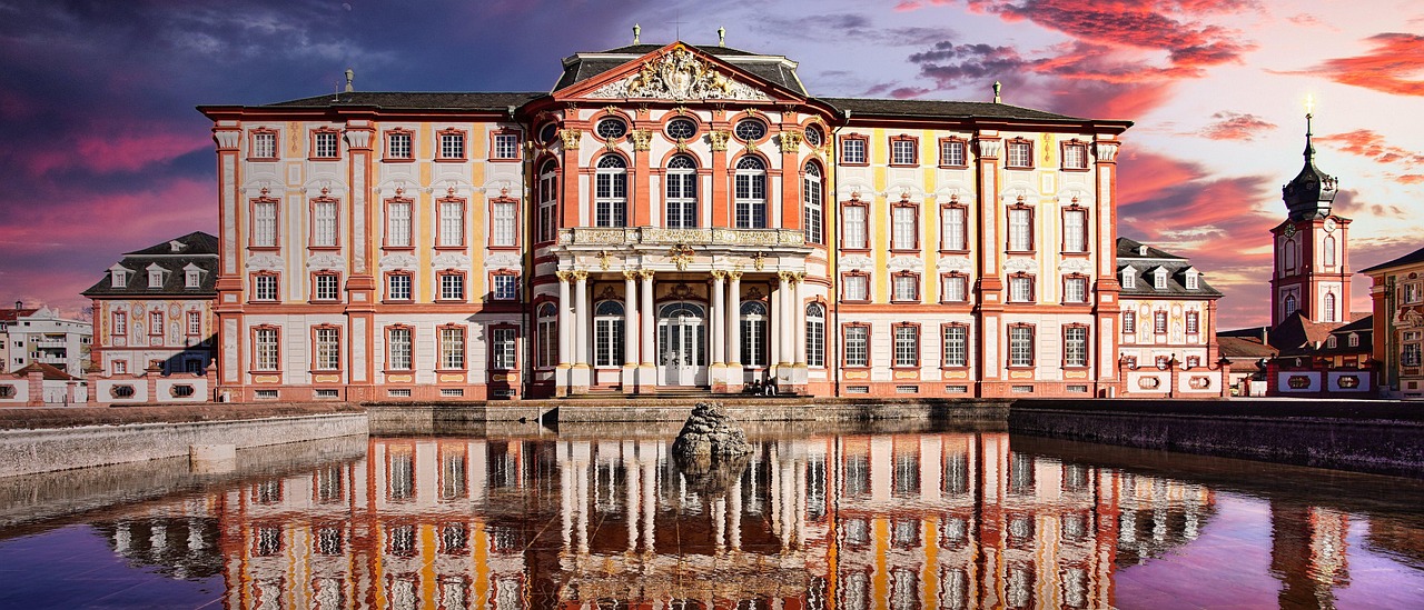 Hauptfassade des Schlosses Bruchsal mit Wasserbecken