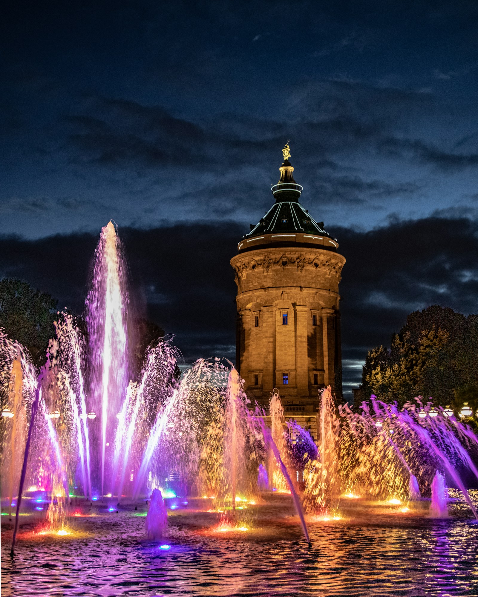 Beleuchteter Wasserturm am Friedrichsplatz in Mannheim